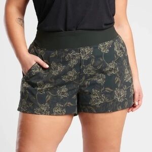 Athleta Womens Trekkie North Printed athletic shorts size 20